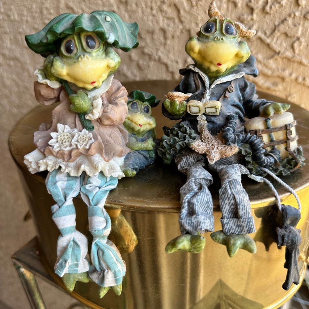 Frog Figurines Shelf Sitters Set of‎ 2 Resin Whimsical Decor